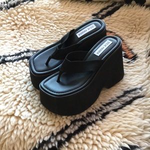 Steve Madden Gwen Platform Sandal in Black Size 6